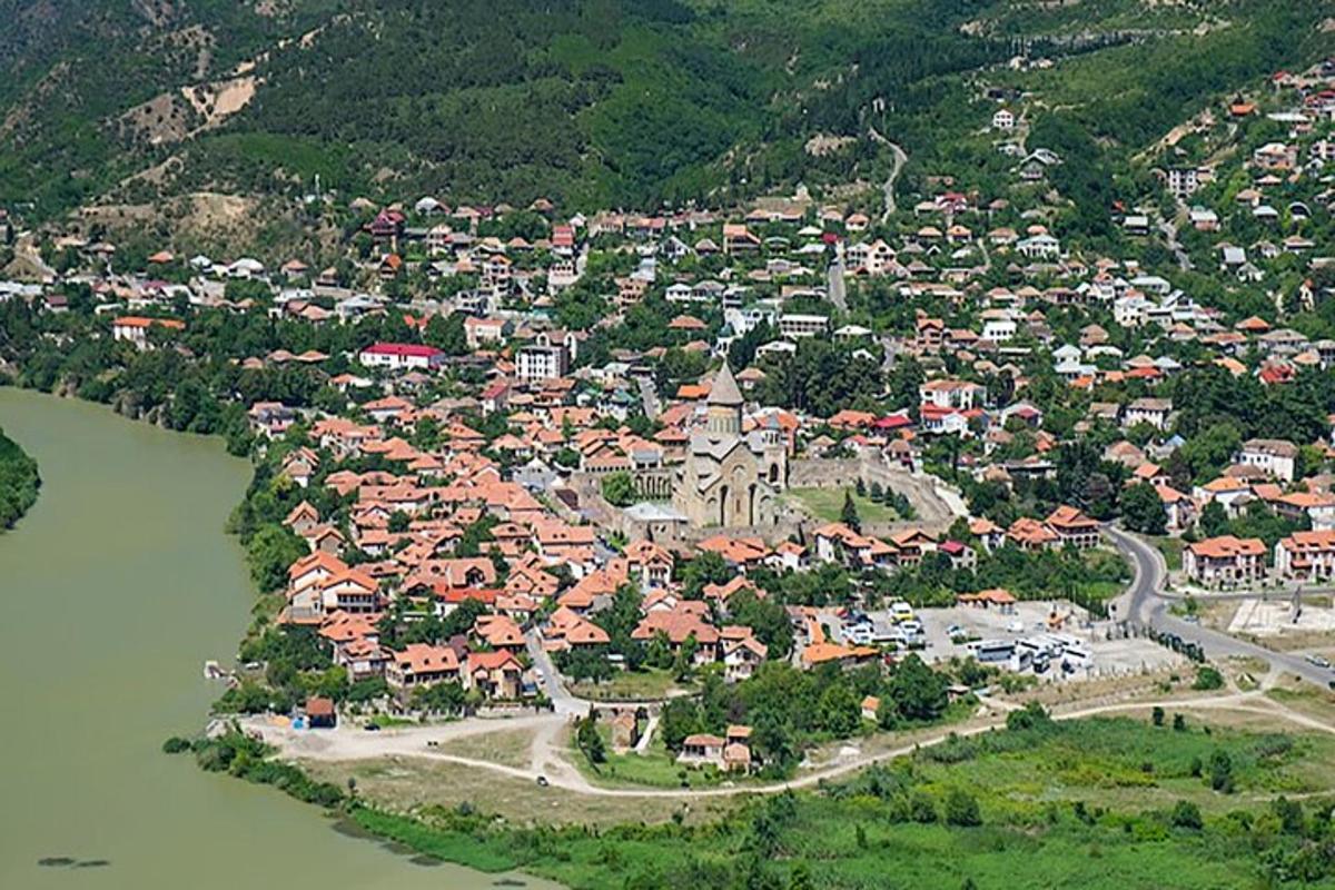 Una vista aérea de un pequeño pueblo junto a un río.