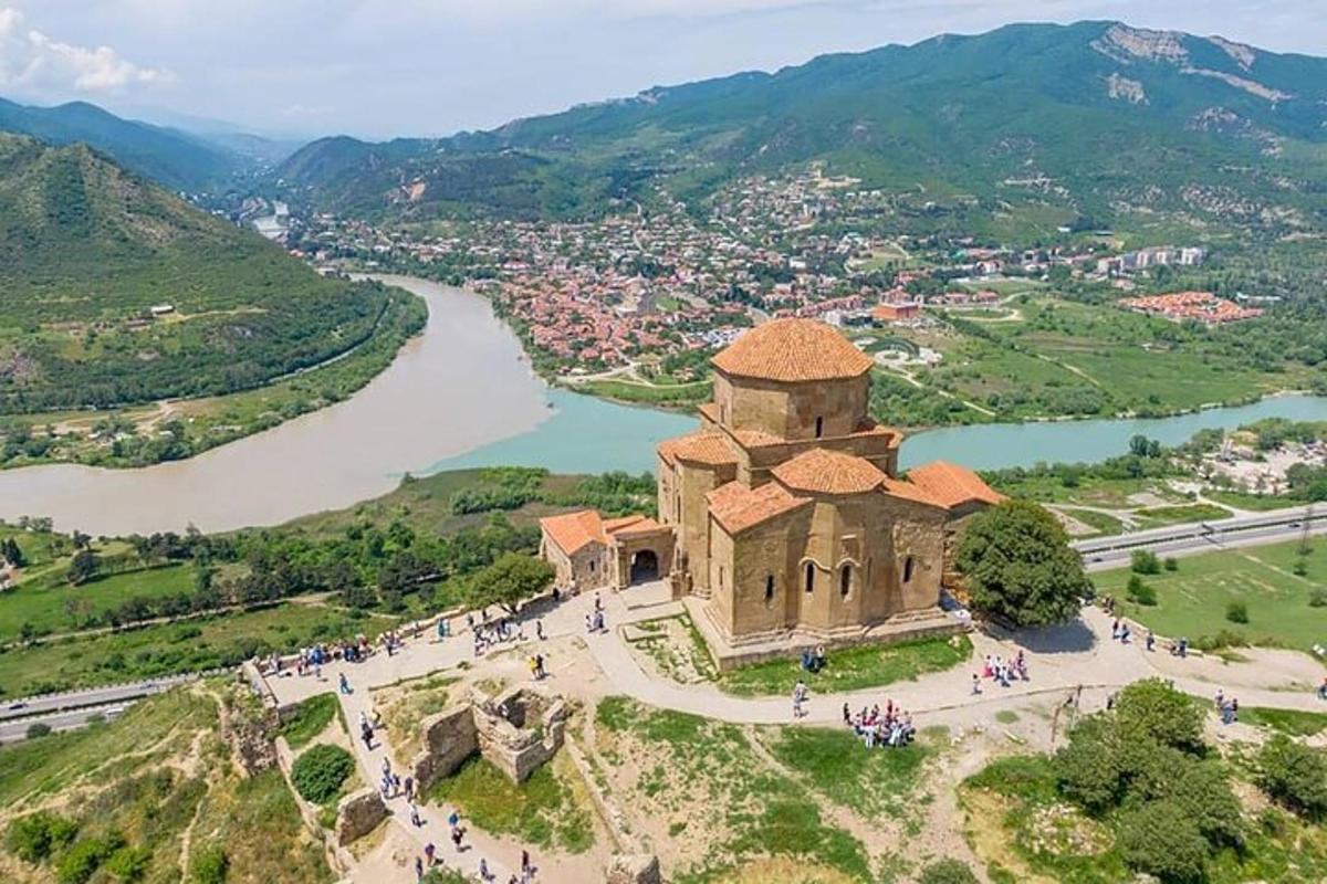 stara zgrada na brdu pored rijeke