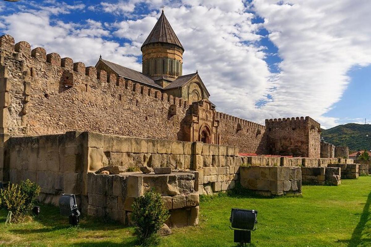 stari zid od opeke s tornjem na vrhu