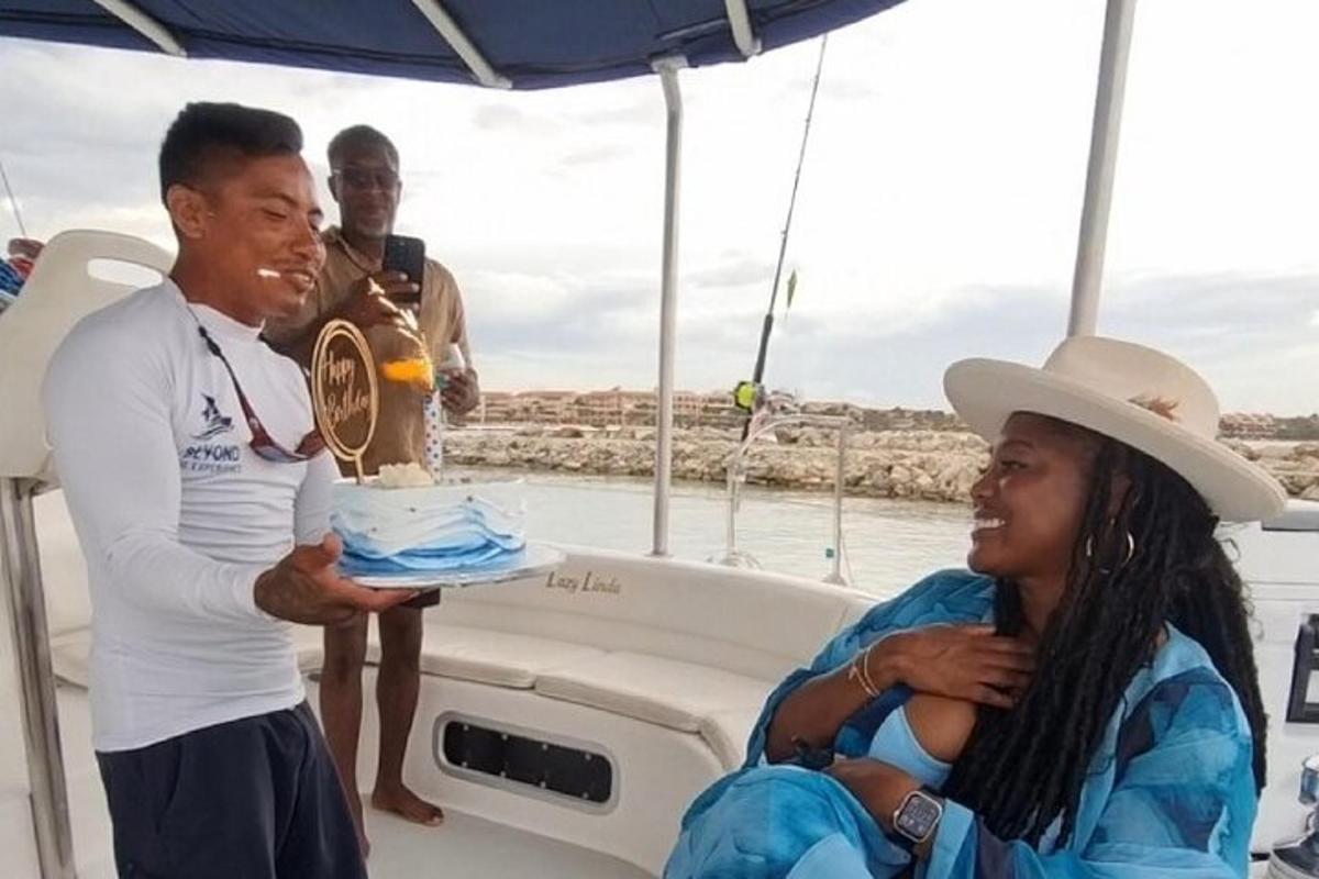 isang lalaking may hawak na cake sa bangka