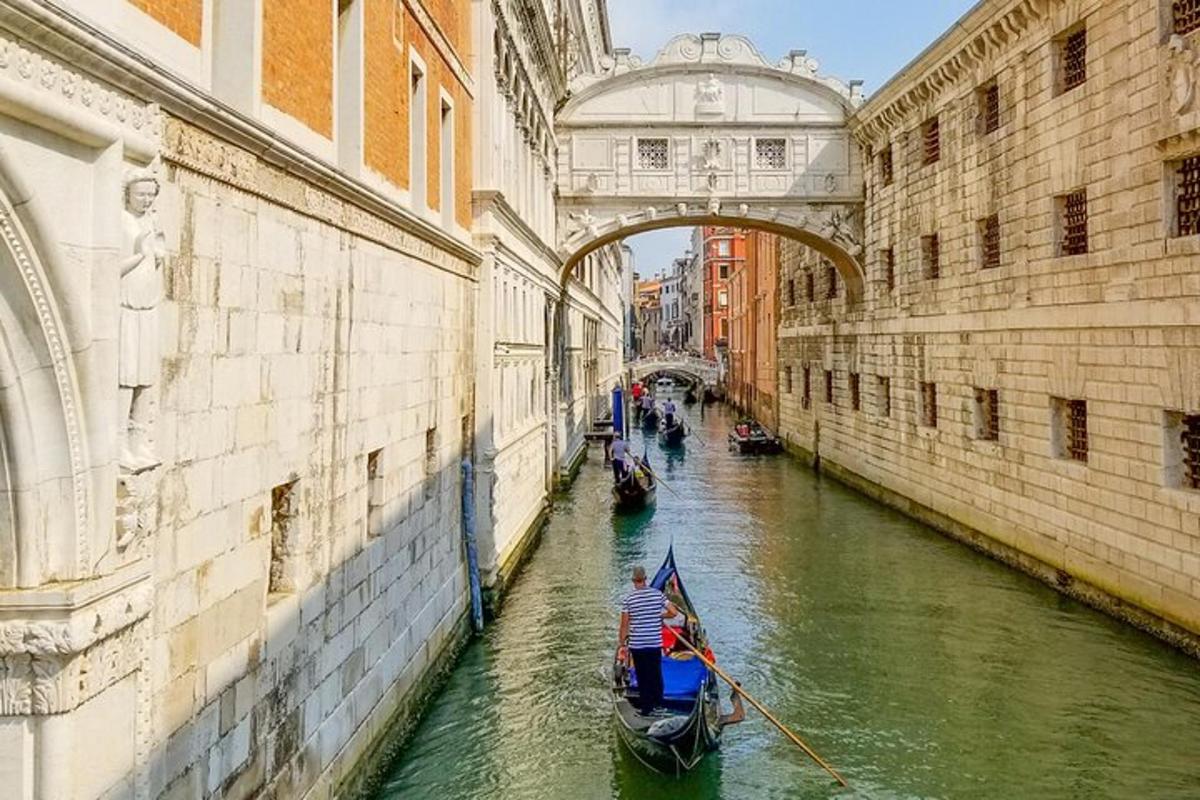 egy csoport gondola egy csatornában két épület között