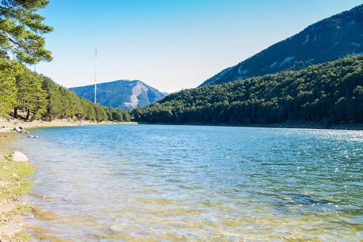 una massa d'aigua amb muntanyes al fons