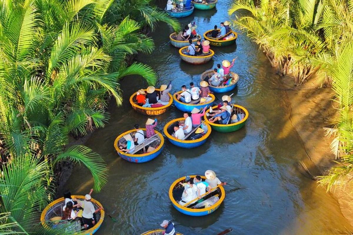 sekumpulan orang yang menaiki bot menyusuri sungai