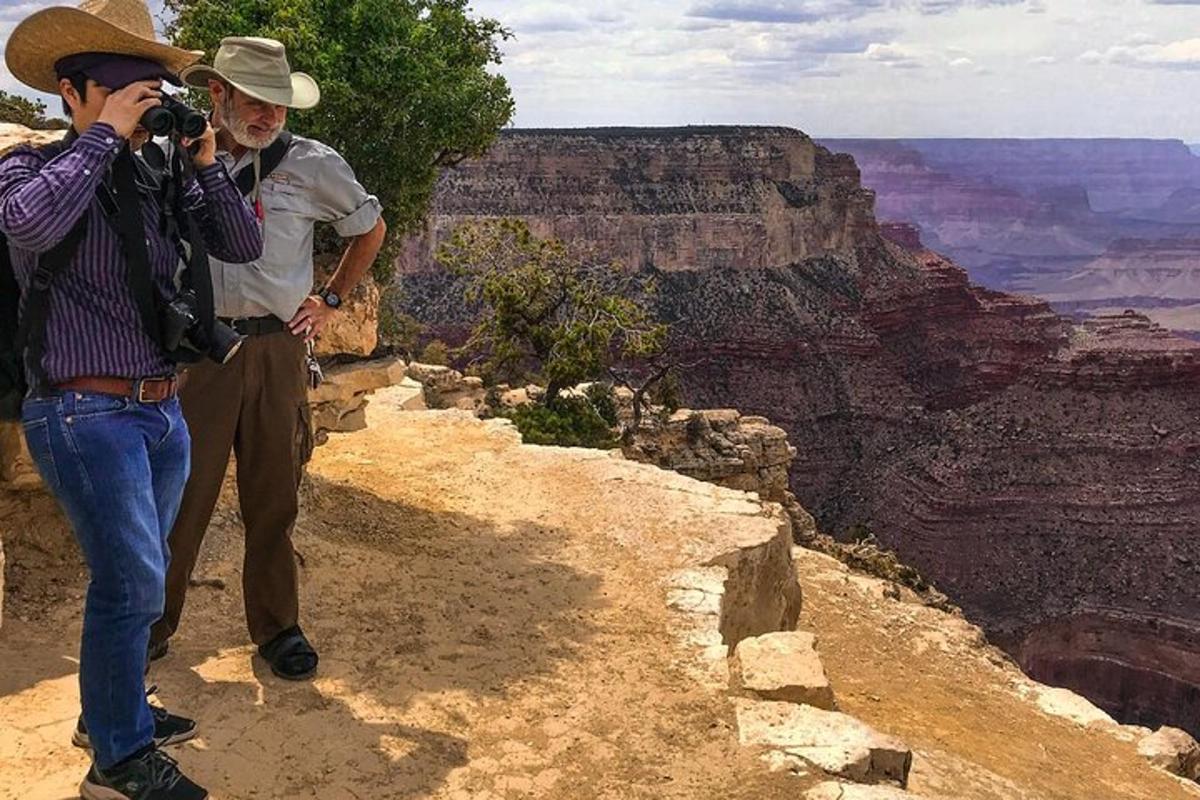 egy férfi fényképezi a Grand Canyont