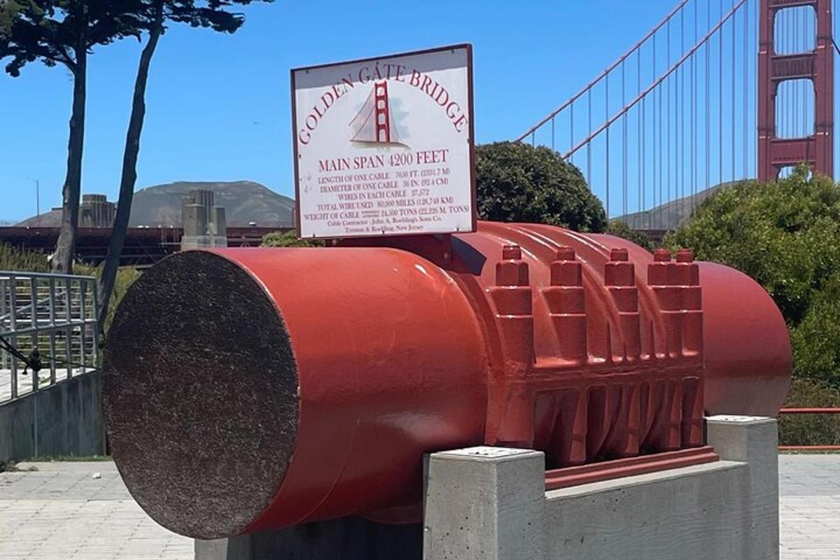 Červený požární hydrant před mostem Golden Gate
