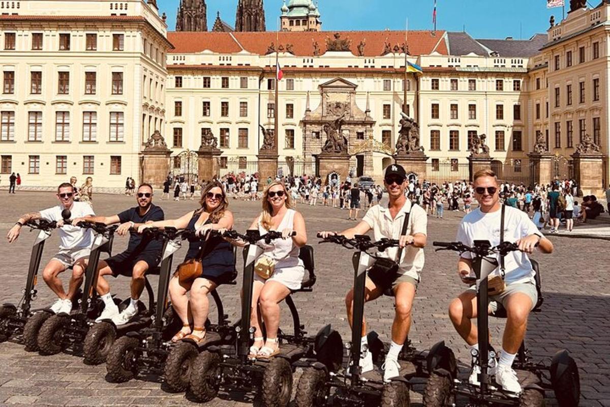 eine Gruppe von Menschen auf Fahrrädern vor einem Gebäude