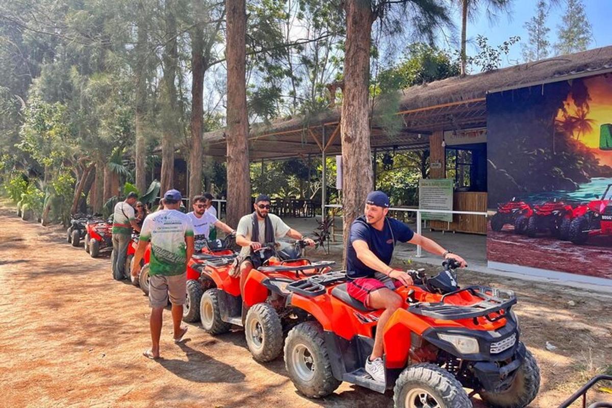 en gruppe mennesker på ATV-er parkert på rad