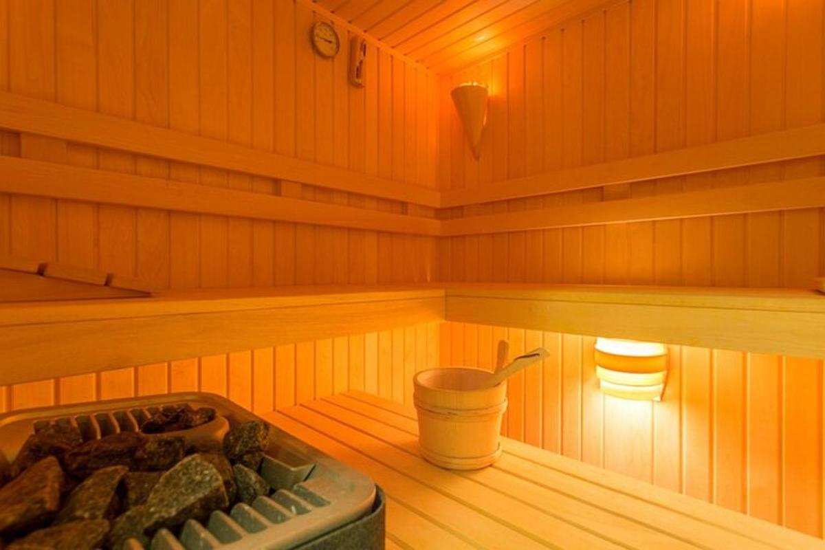 sauna s kbelíkem a hrnkem v něm