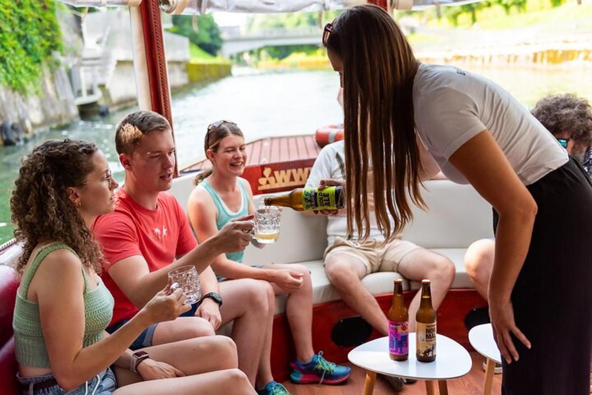 žena nalévající nápoj skupině lidí na lodi