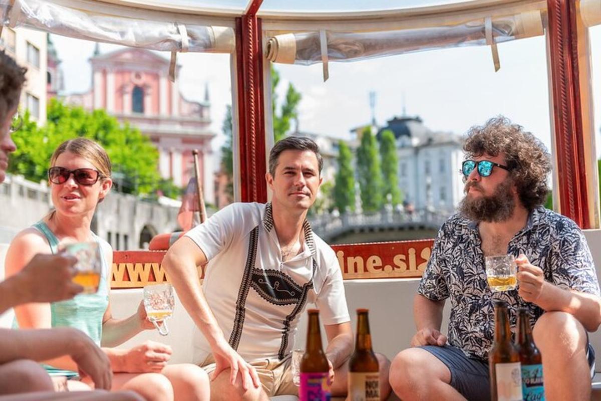 skupina lidí sedících na lodi s nápoji