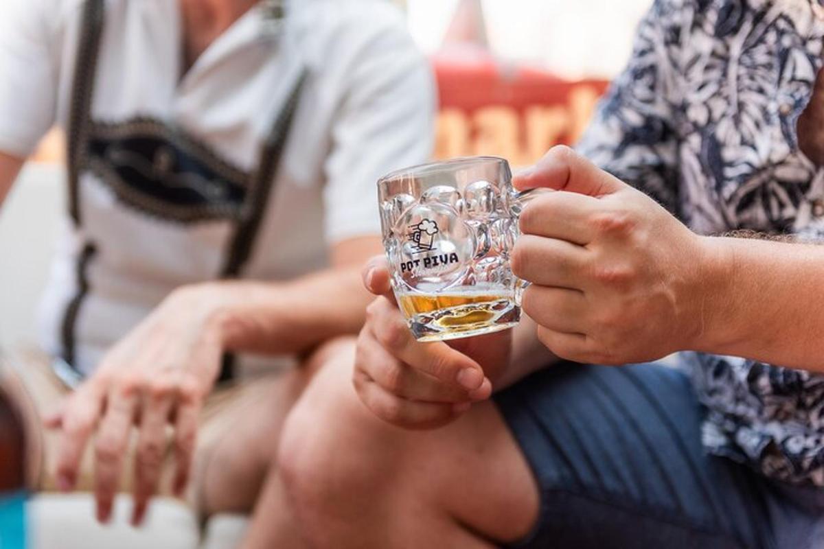 ένα άτομο κρατάει ένα ποτήρι μπύρα