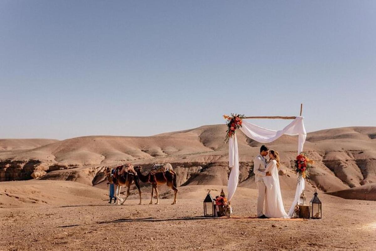 nevěsta a ženich stojící pod oltářem v poušti