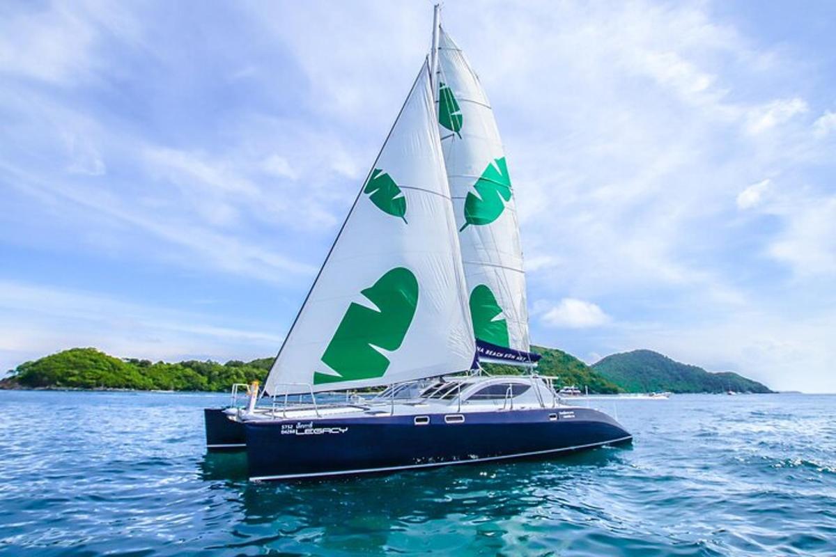 una barca a vela in acqua sull'oceano