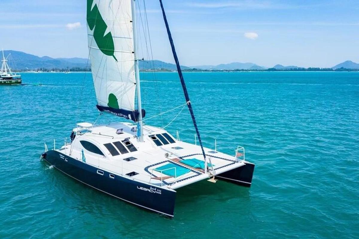 una barca a vela in acqua sull'oceano