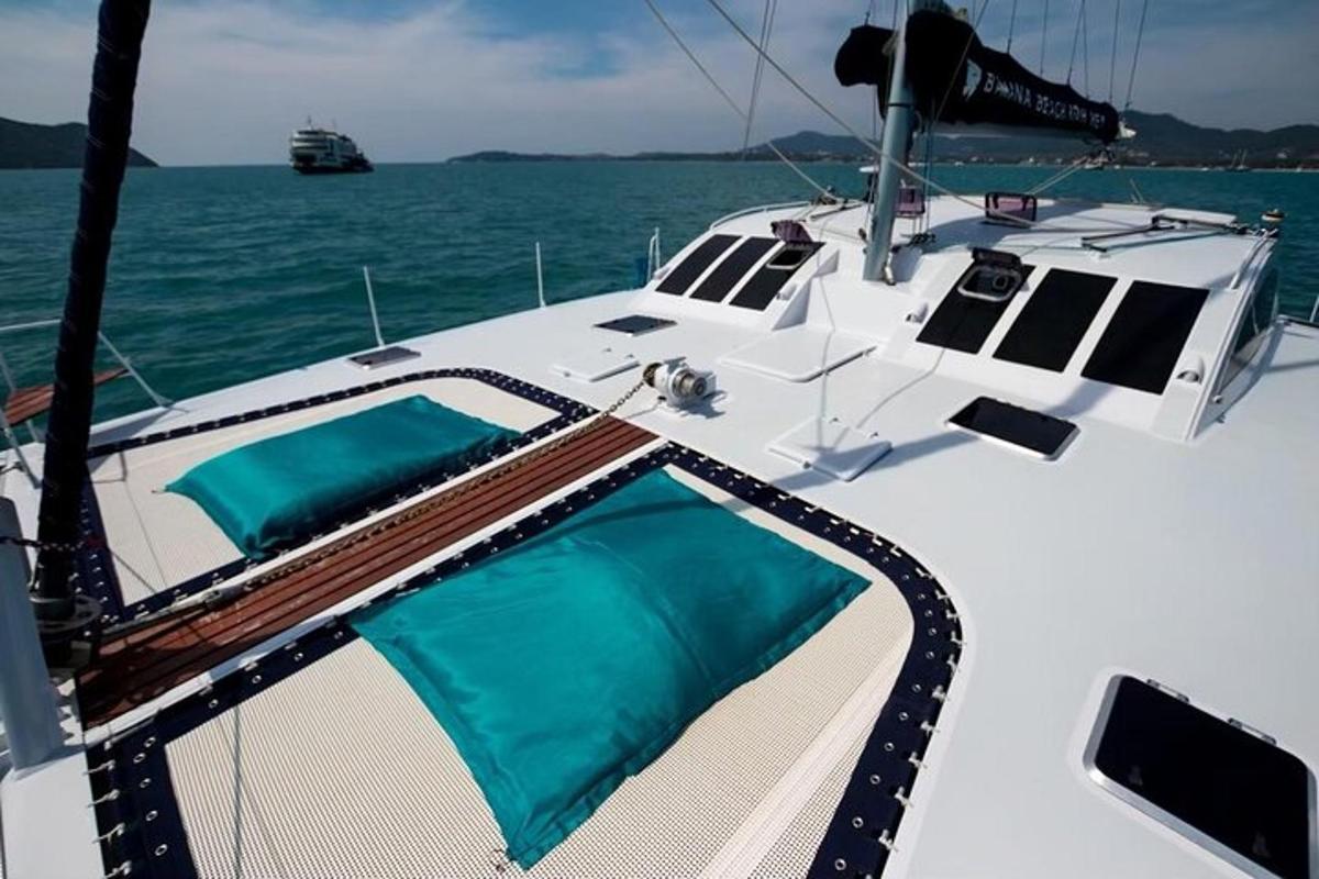 una barca bianca con una piscina sull'acqua