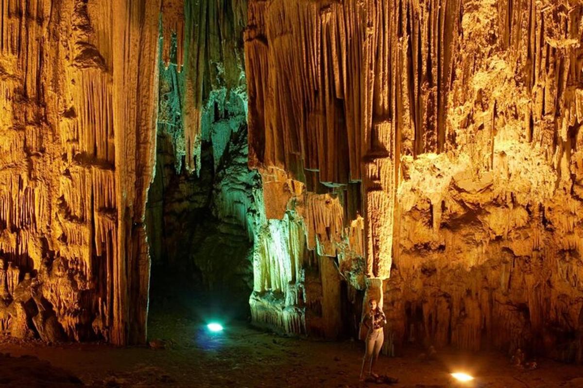 eine Person, die vor einer Höhle steht