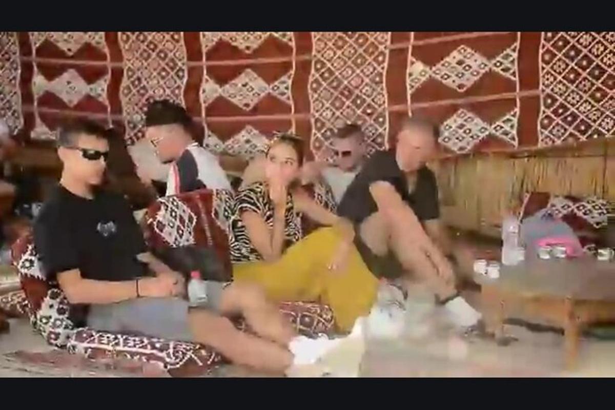 grupė žmonių, sėdinčių ant sofos
