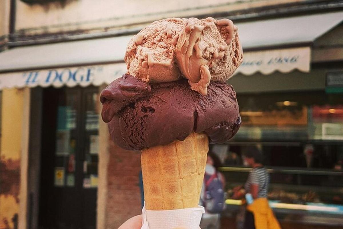 seseorang yang memegang kon ais krim coklat