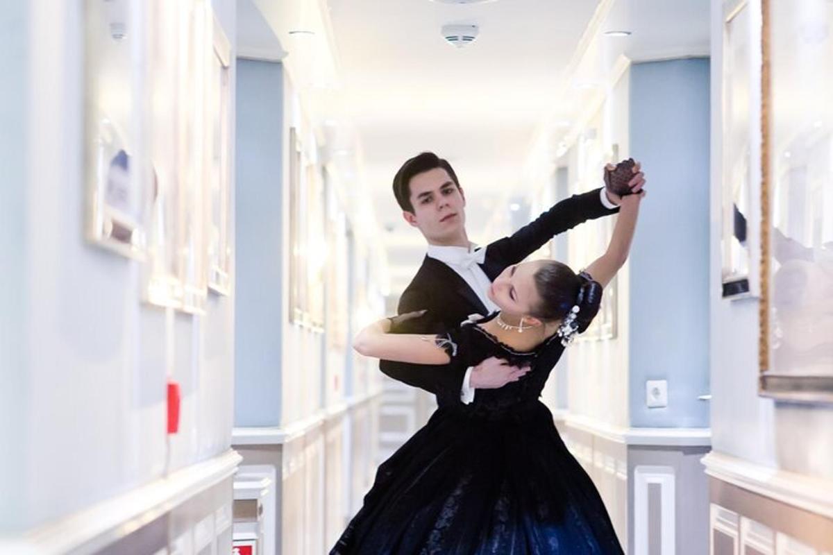 un uomo e una donna che ballano in una stanza