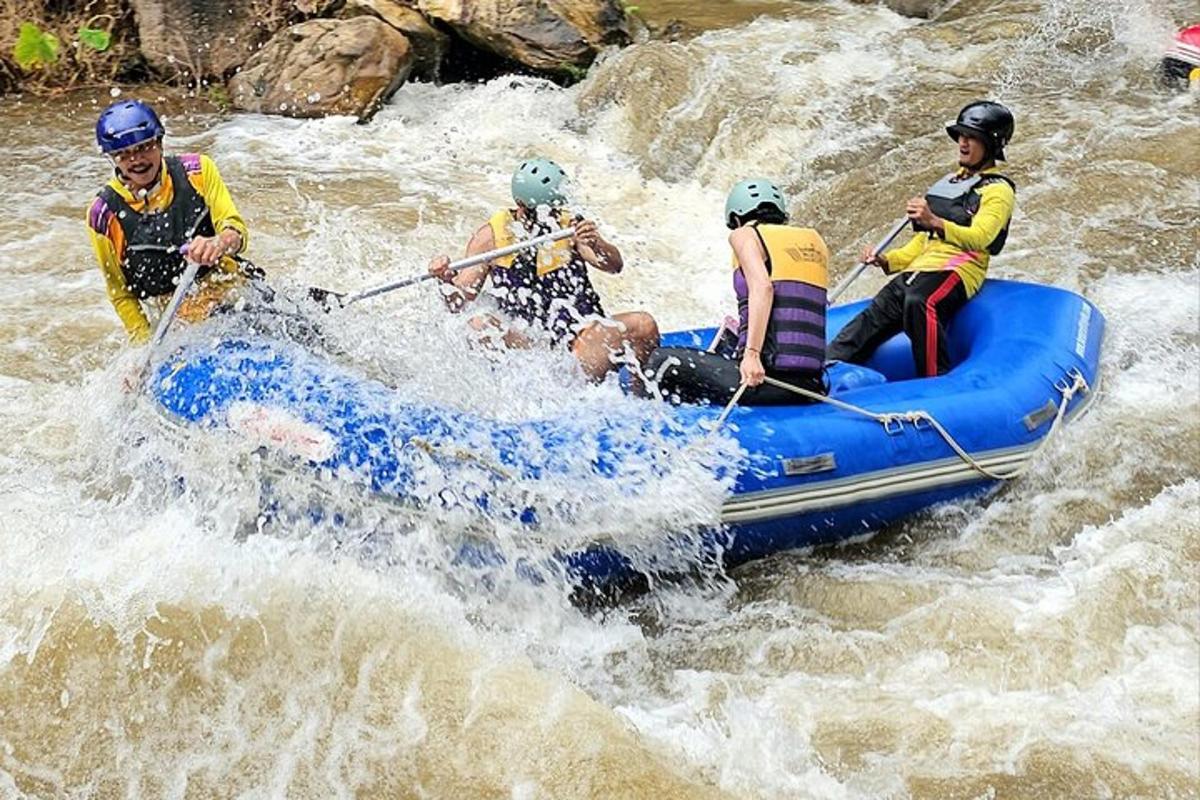 sekumpulan orang di atas rakit di sungai