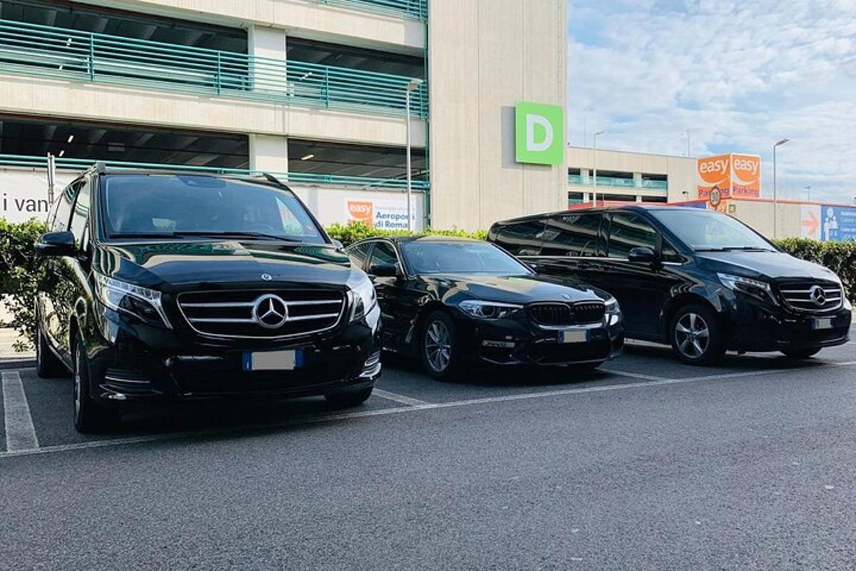tre auto parcheggiate in un parcheggio di fronte a un edificio