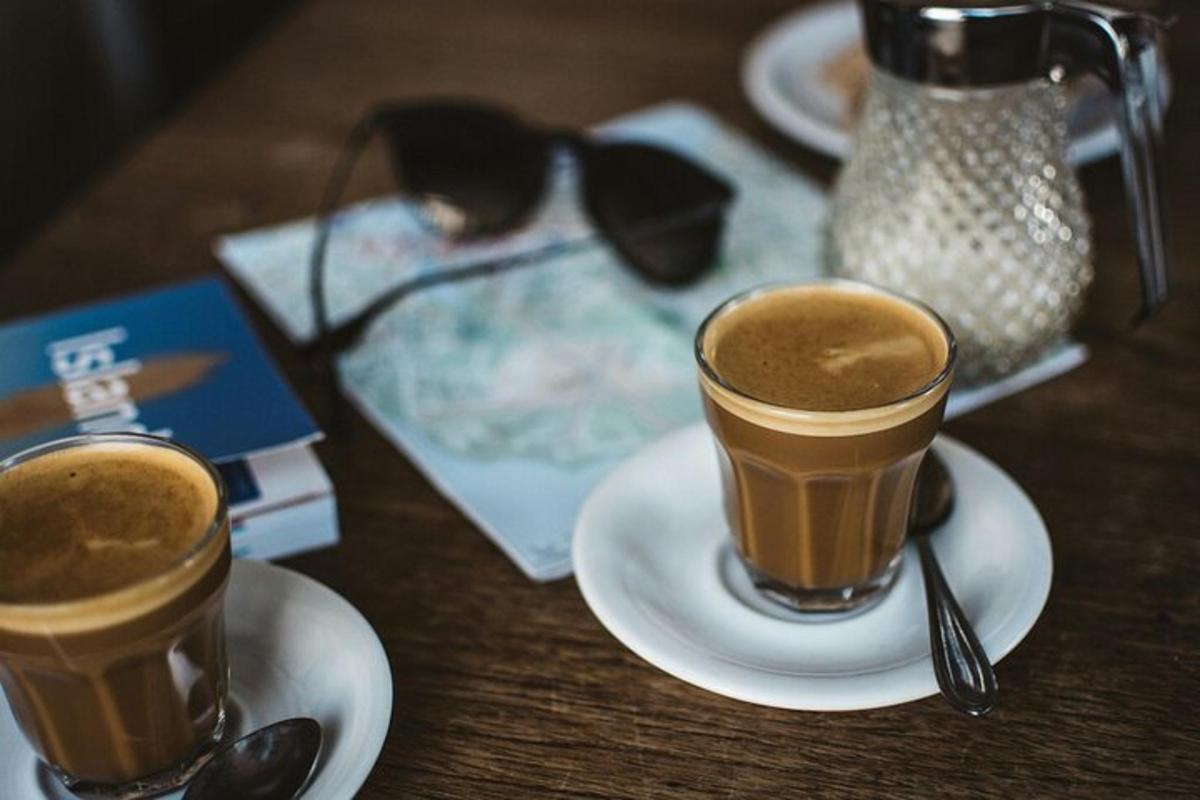 كوبين من القهوة على أطباق على طاولة