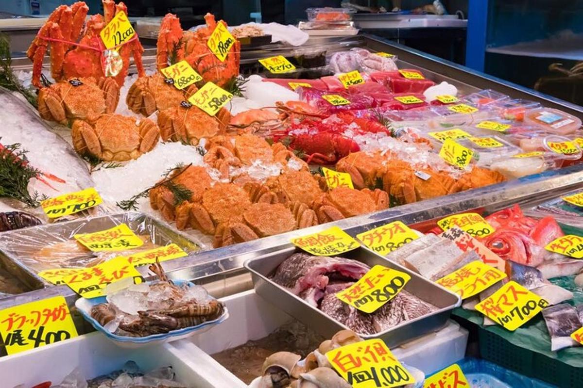 un mercato con molti tipi diversi di frutti di mare in esposizione