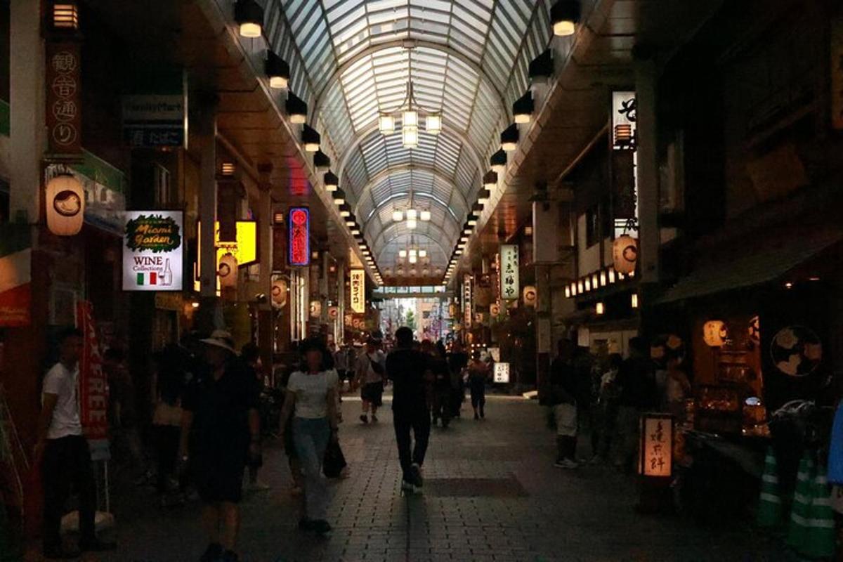 un gruppo di persone che camminano in un centro commerciale