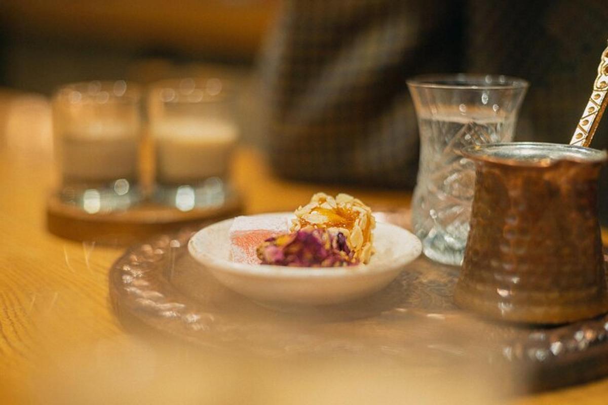 un piatto di cibo su un tavolo con una bevanda