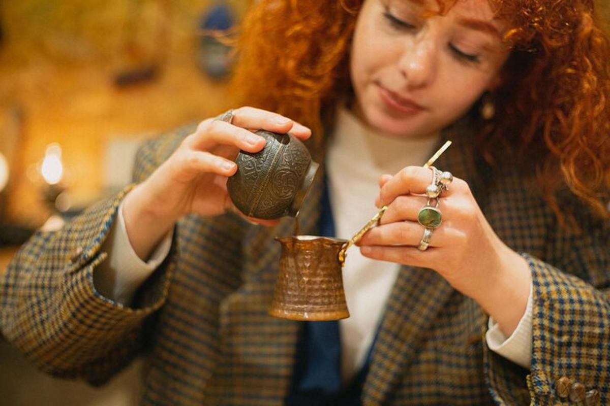 una donna che tiene una tazza tra le mani