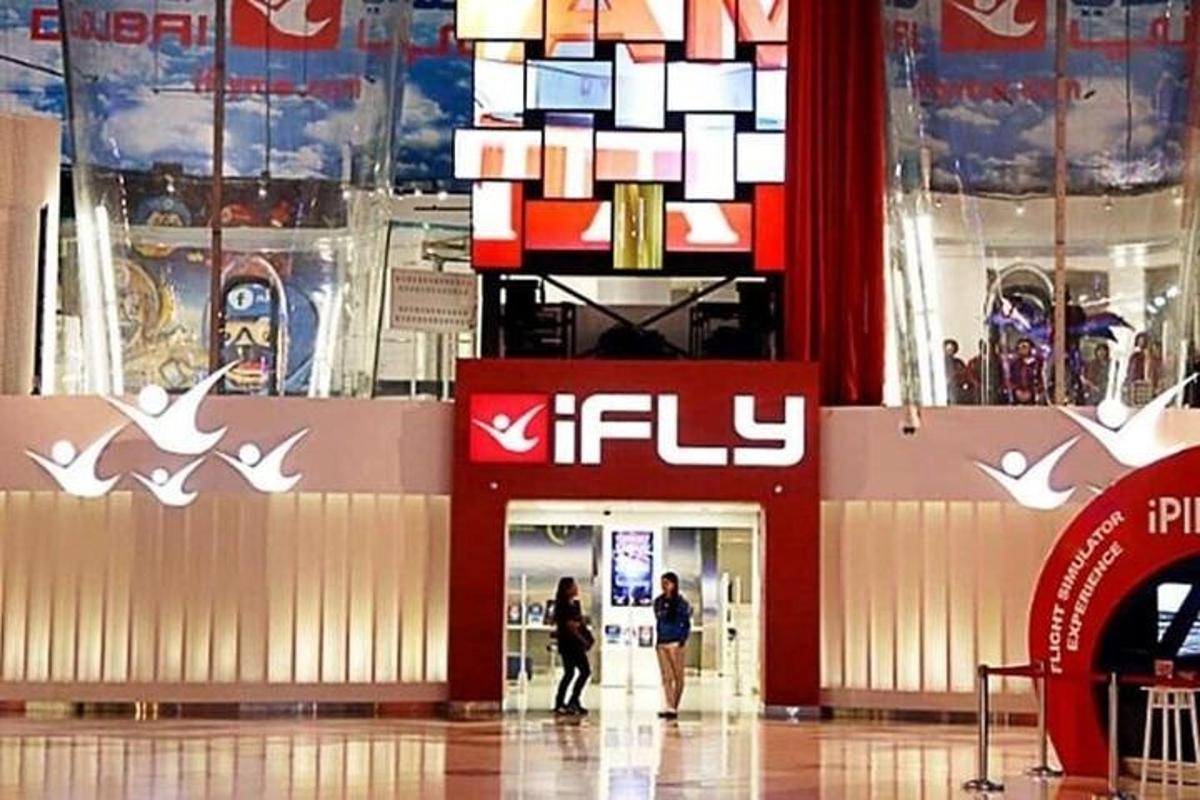 un centro commerciale con persone che camminano al suo interno