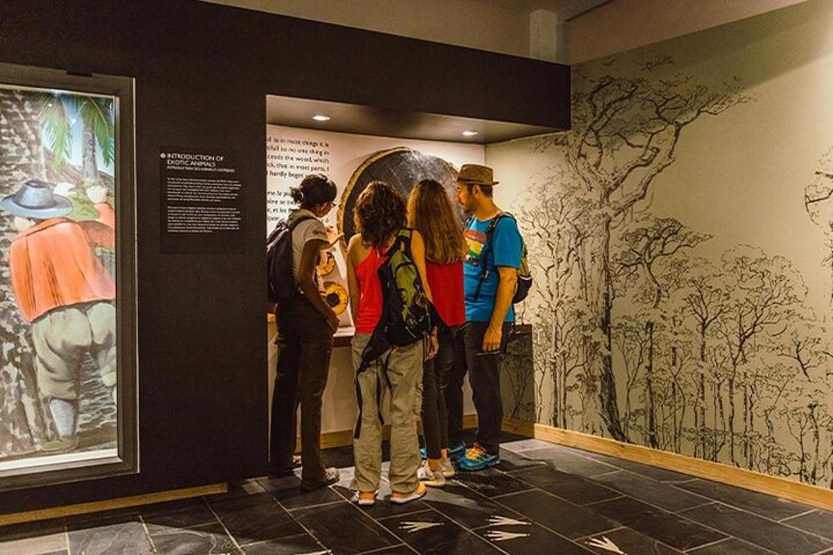 en gruppe mennesker som ser på et maleri i et museum