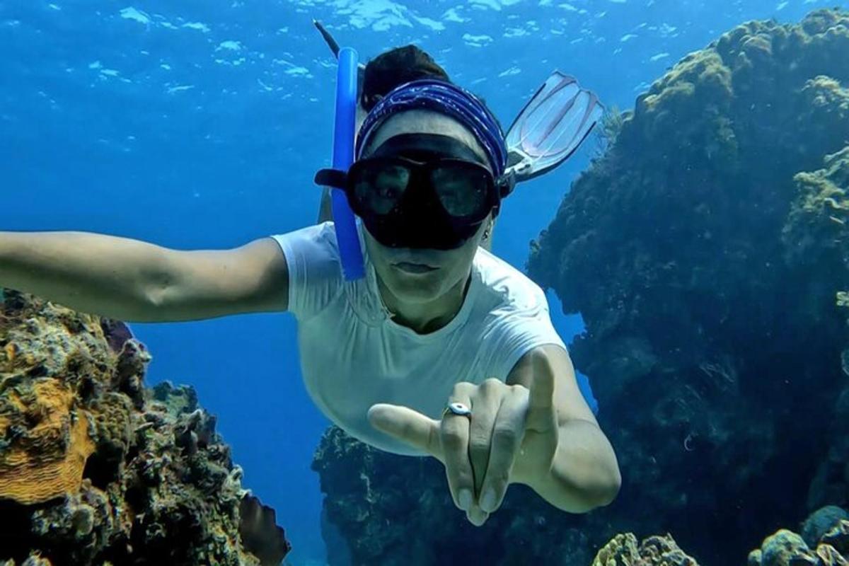una persona in acqua con uno snorkel