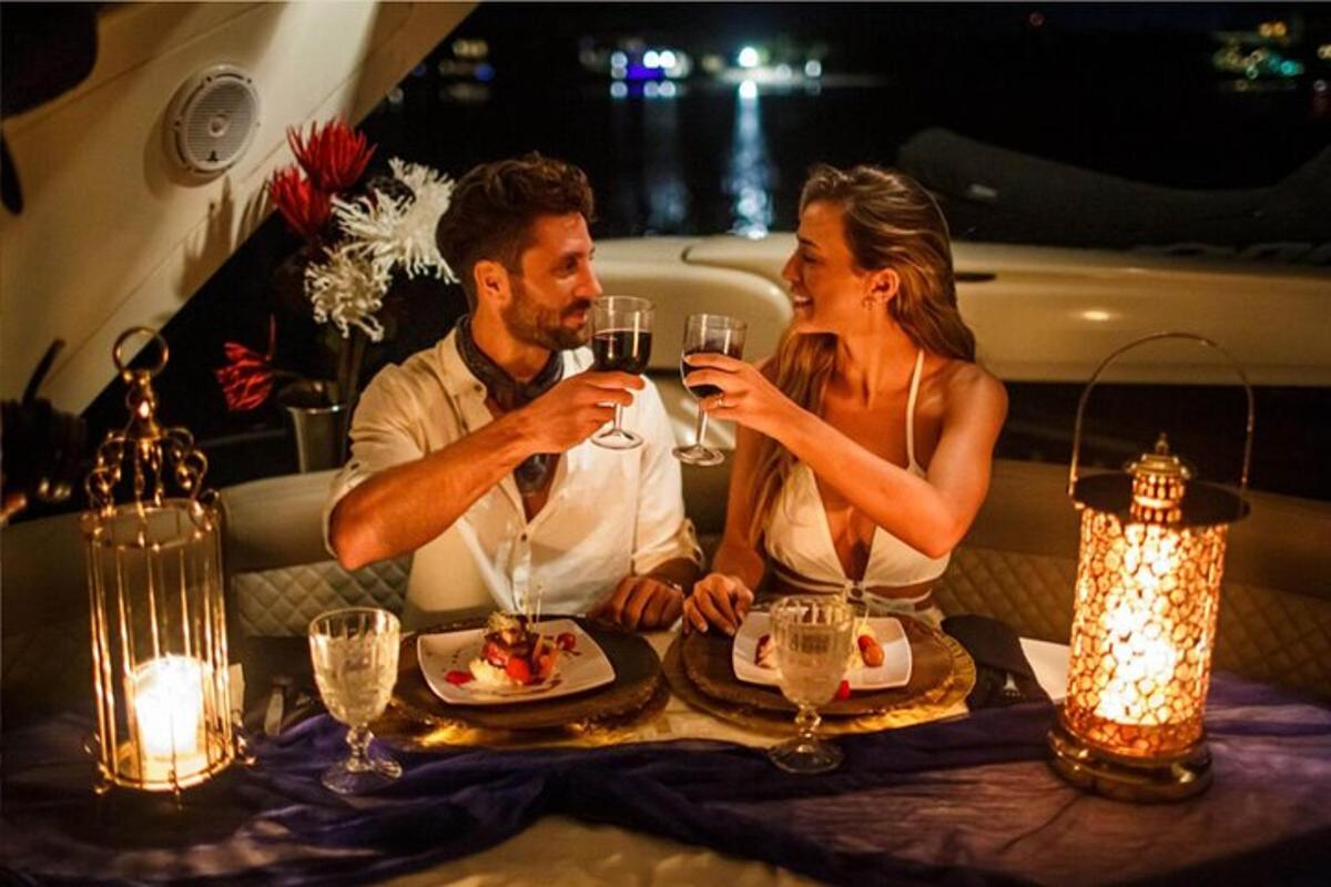 un uomo e una donna seduti a un tavolo con bicchieri di vino