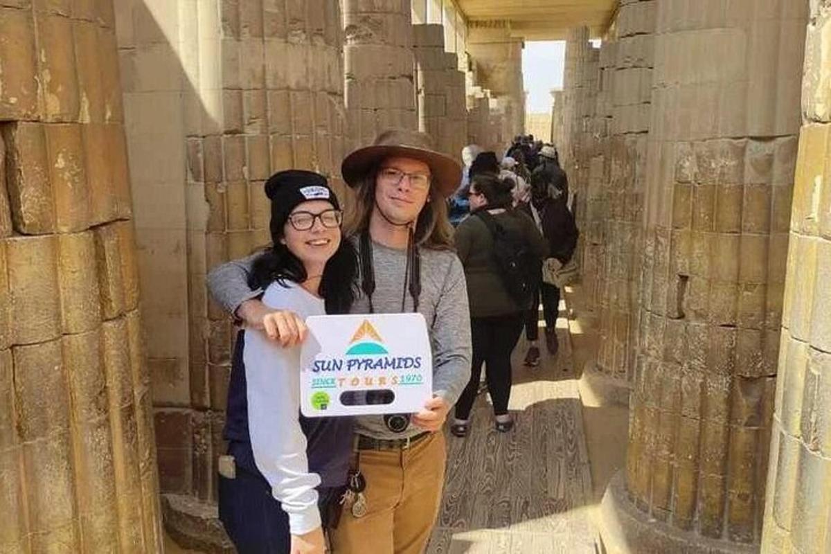 un uomo e una donna che tengono un cartello in un edificio