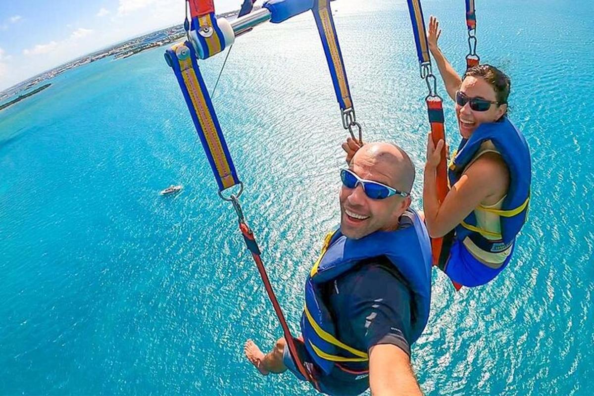 muž a žena na zip line ve vodě