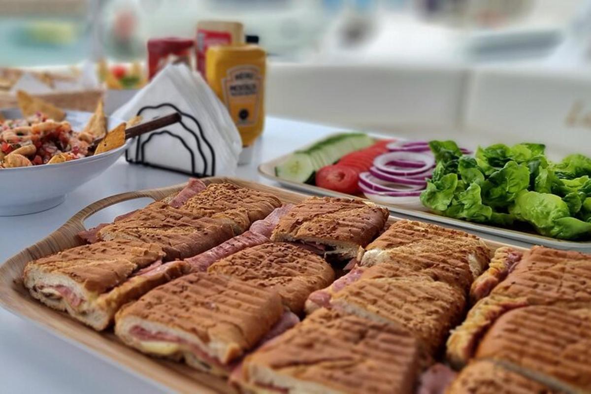 hlaðborð með samlokum og grænmeti á borði