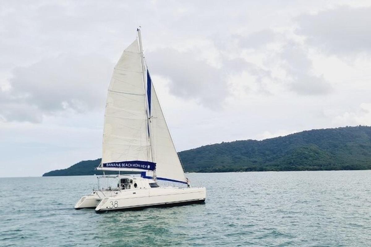 um barco à vela branco flutuando na água