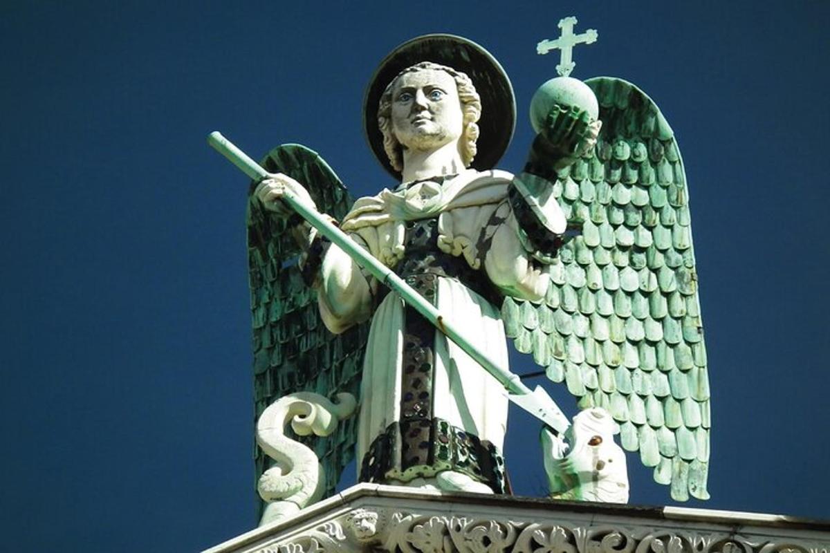 kip angela s križem na stavbi