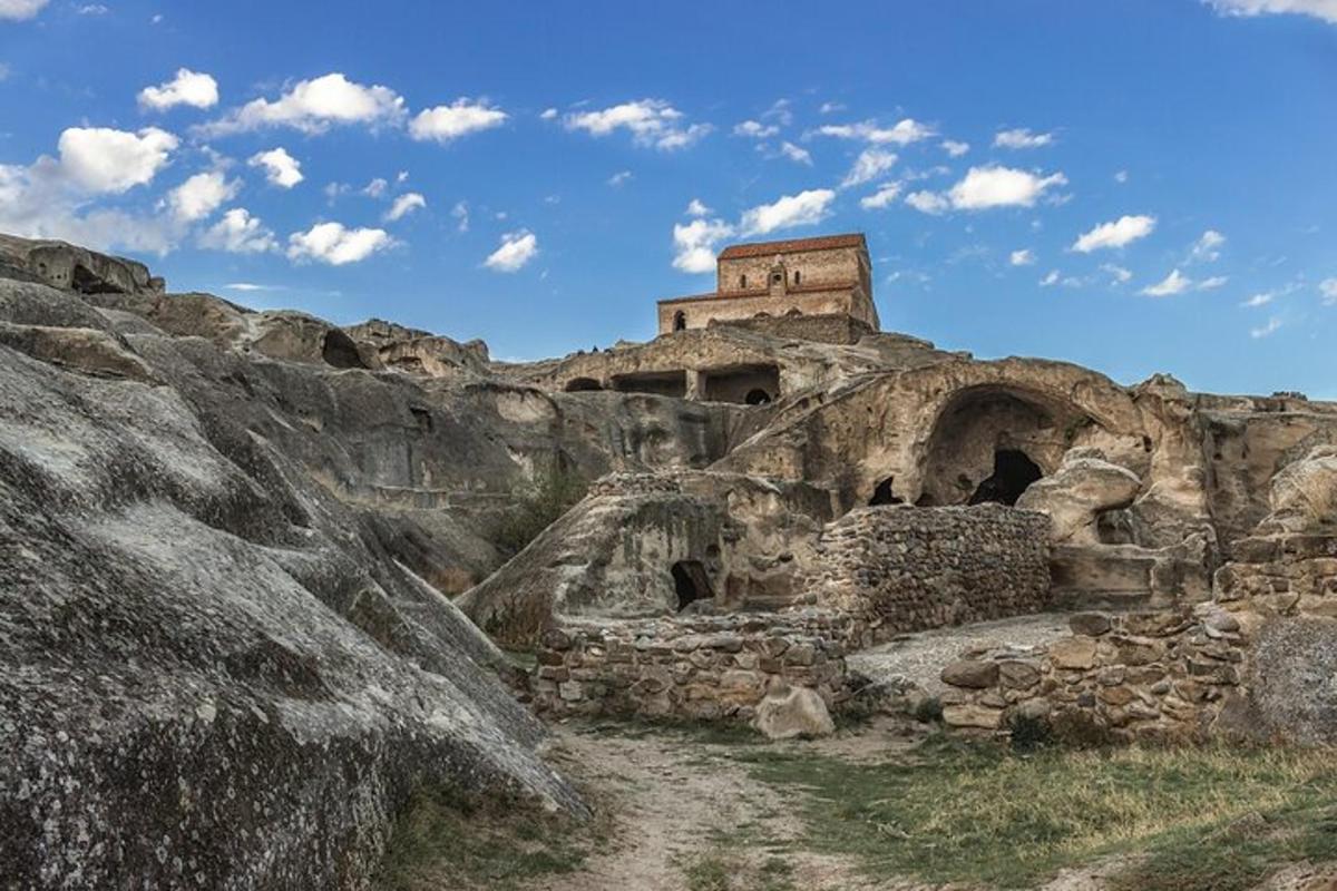 ένα παλιό κτίριο στην πλαγιά ενός βουνού