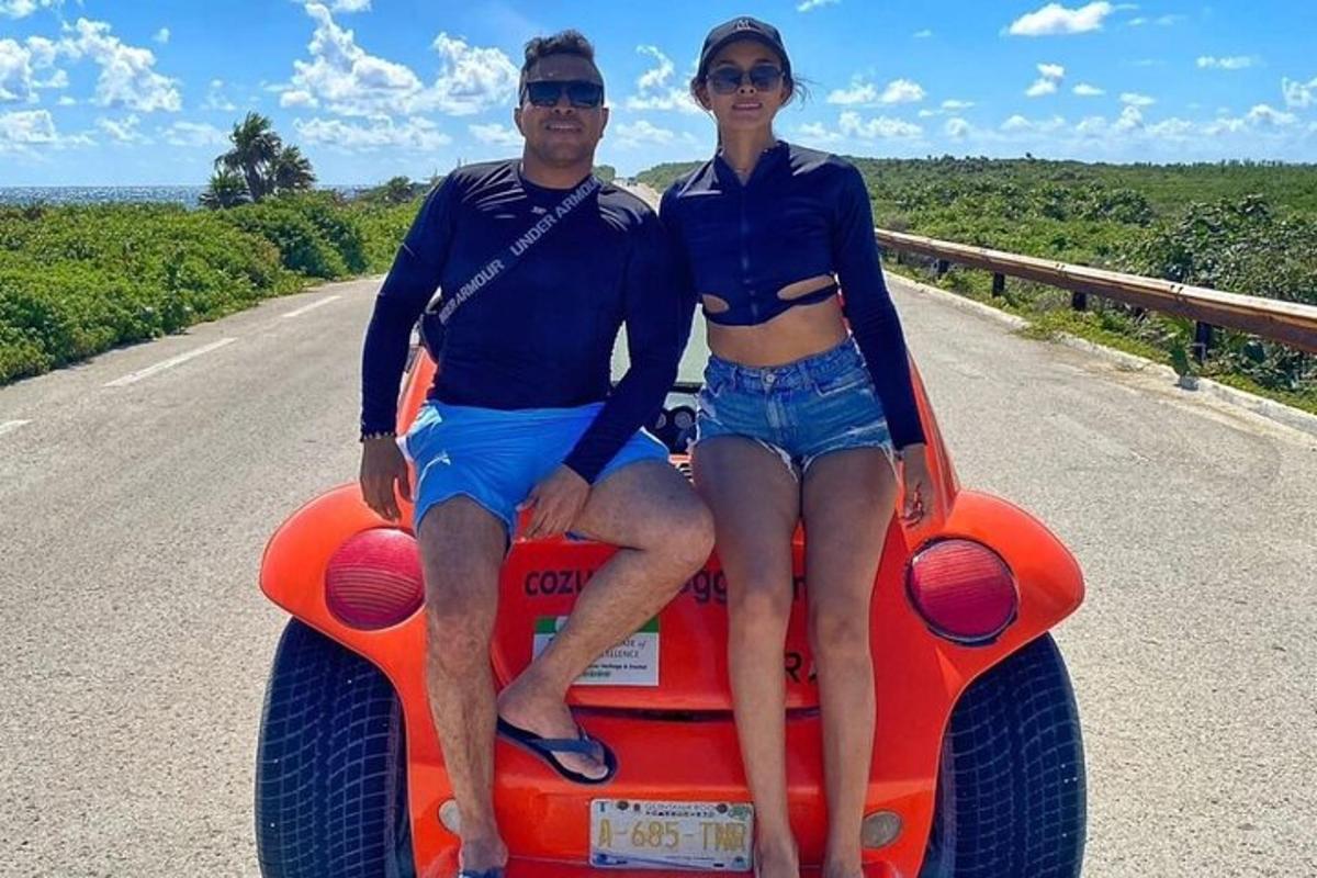 Mees ja naine istuvad oranži auto tagaistmel