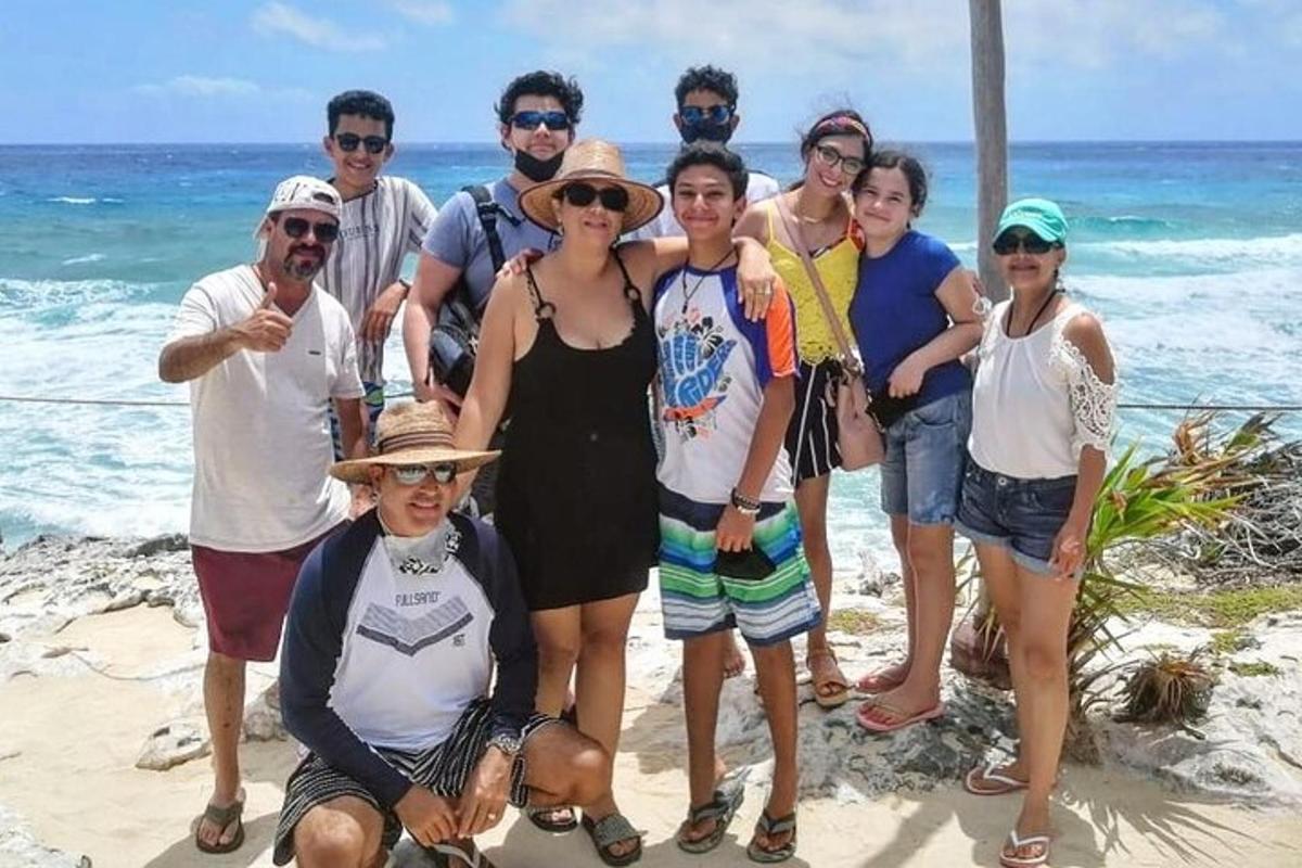 skupina ljudi, ki pozirajo za sliko na plaži