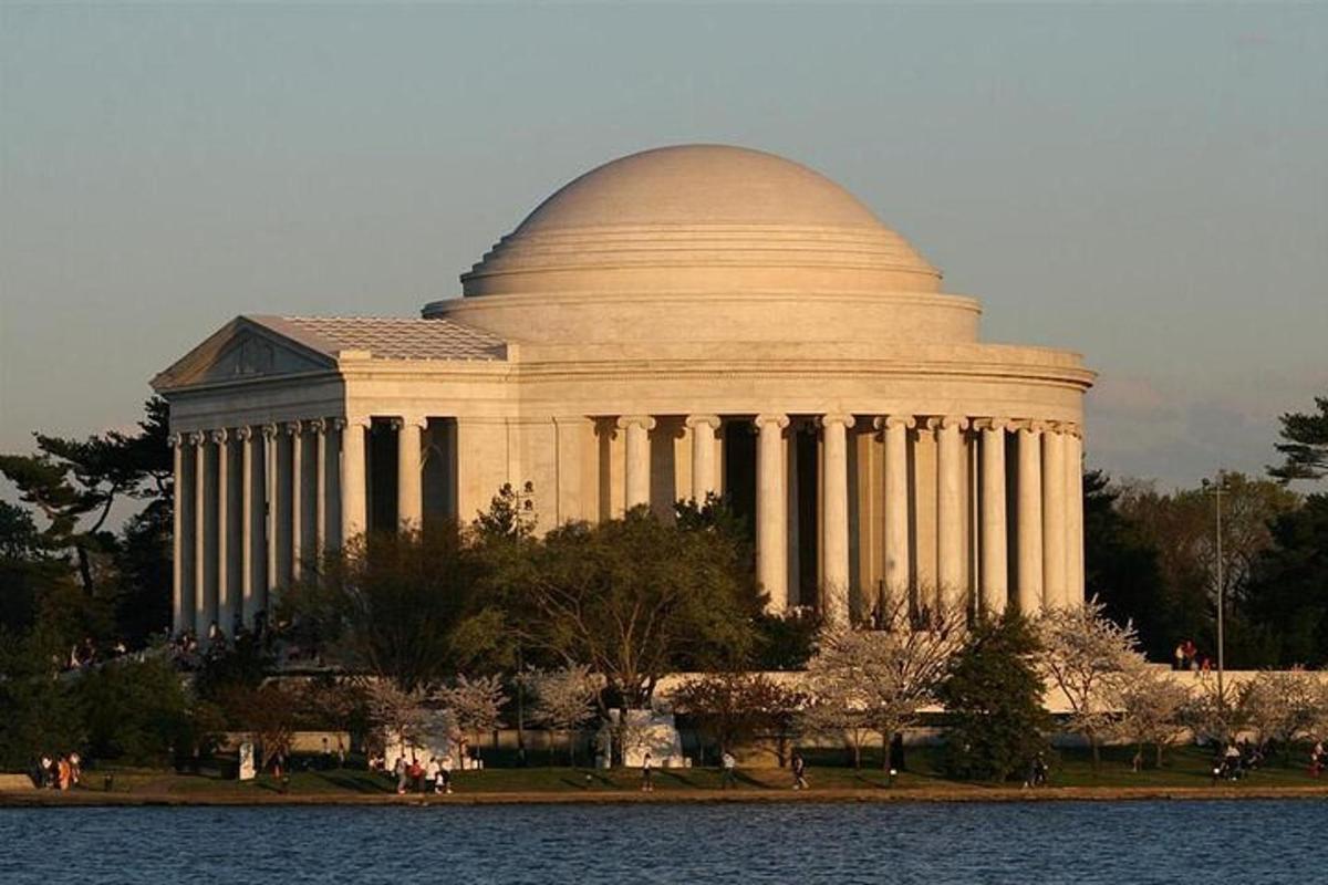 Un gran edificio con una cúpula en la parte superior.