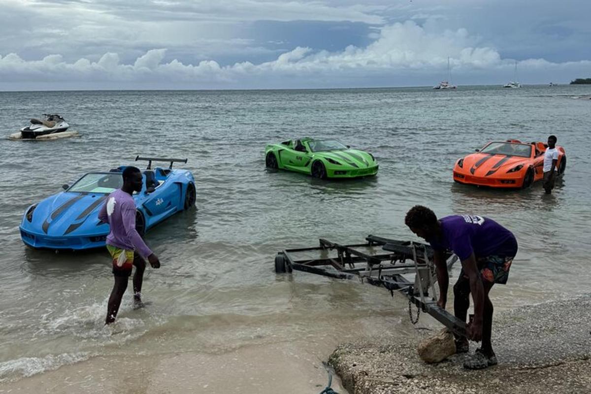 un groupe de personnes debout dans l'eau avec des bateaux