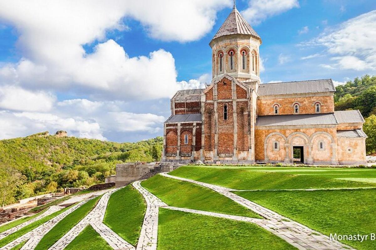 stara opečnata stavba s stolpom na zelenem polju