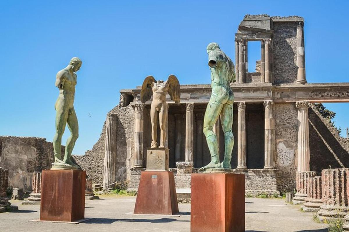 eine Gruppe von Statuen vor einem Gebäude