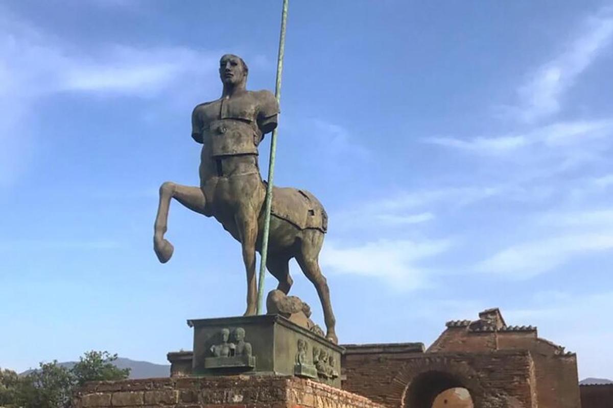 eine Statue eines Mannes auf einem Pferd auf einem Gebäude