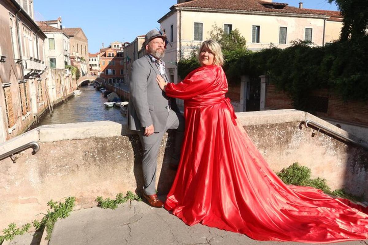 una donna in un vestito rosso in piedi accanto a un uomo