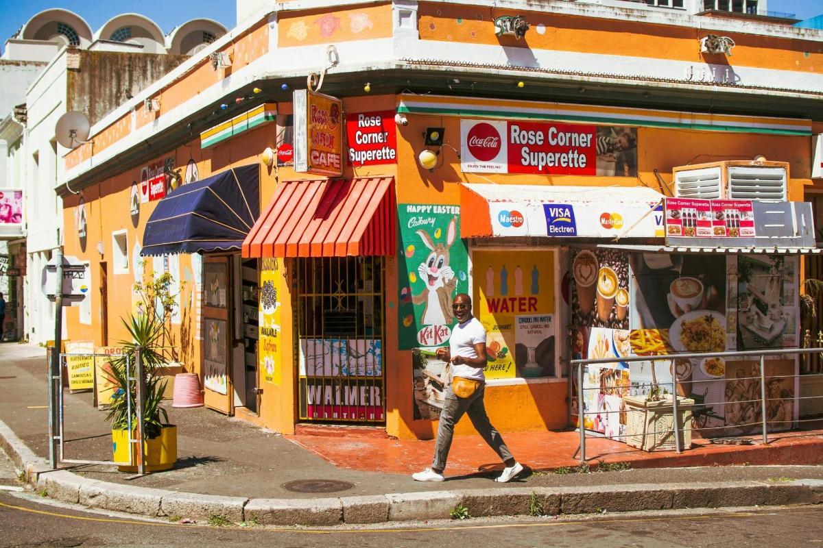 una mujer caminando por una calle frente a una tienda