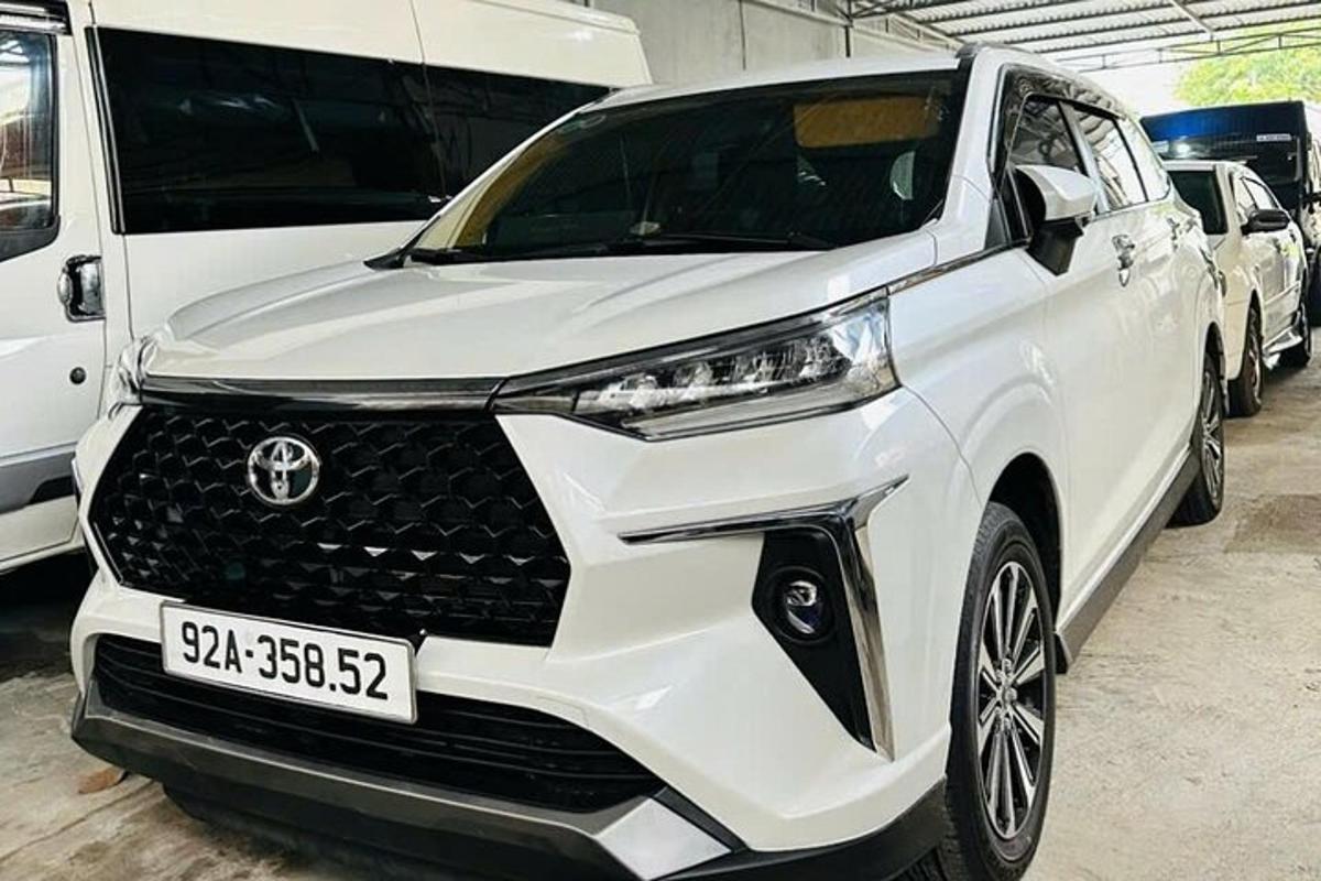 biela Toyota Fortuner zaparkovaná v garáži